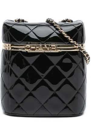 CHANEL Quiltet lakeret toilettaske med logo fra 2021-2024