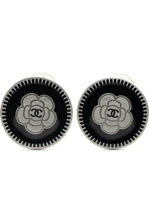 CHANEL Camellia CC øreclips med sølvbelægning og emalje fra 2006