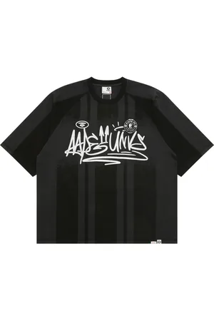 A Bathing Ape Stribet T-shirt med graffititryk
