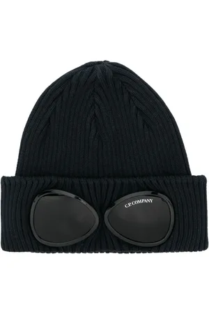 C.P. Company Hue med goggles-detalje