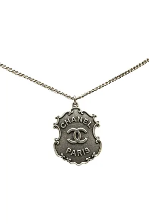 CHANEL Sølv Paris-Dallas halskæde med CC Sheriff-mærkevedhæng fra 2014