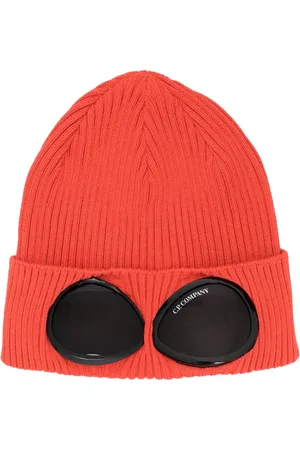 C.P. Company Hue med goggles-detalje