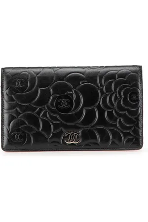 CHANEL Lang præget Camellia foldepung i lammeskind fra 2009