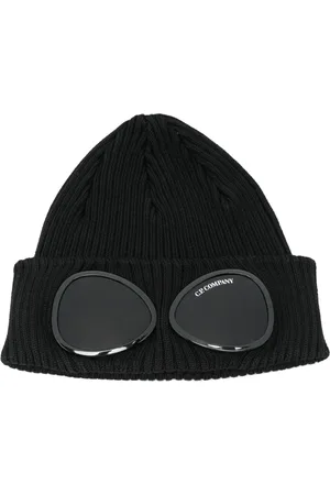 C.P. Company Hue med goggles-detalje