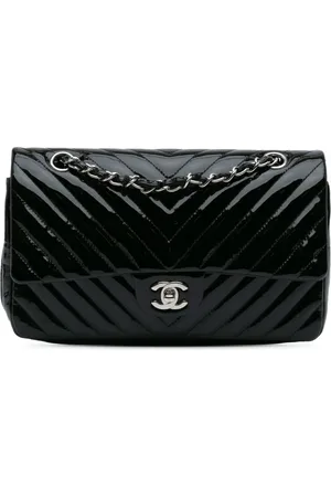 CHANEL Mellemstor klassisk chevron-lakeret skuldertaske med dobbelt flaplukning fra 2015-2016