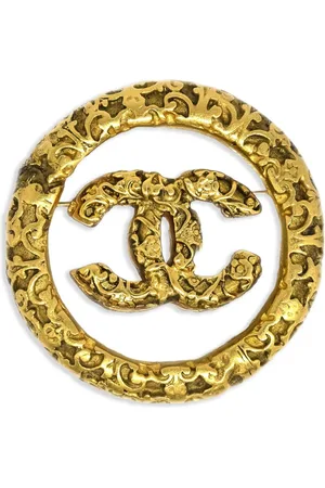 CHANEL Medalje-broche med CC-logo fra 2003