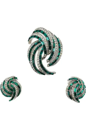 JENNIFER GIBSON JEWELLERY Broche- og øreringesæt med krystaludsmykning fra 195