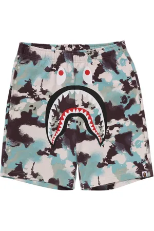 A Bathing Ape Shorts med grafisk hajtryk og kamuflagetryk