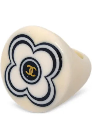 CHANEL Ring med blomstret tryk fra 2002