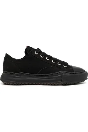 Maison Mihara Yasuhiro Ensfarvede low-top sneakers i lærred