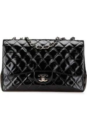 CHANEL Klassisk Jumbo Single Flap skuldertaske med lakeret og krøllet finish fra 2005-2006