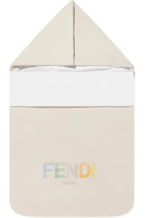 Fendi Sovepose med broderet logo