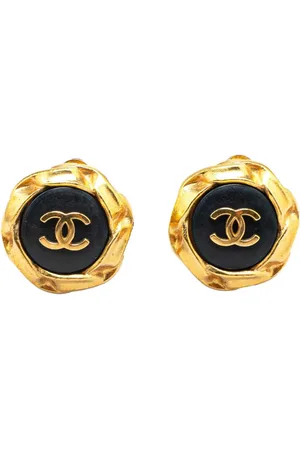 CHANEL Guldbelagte CC-knap-øreclips i akryl fra 1996