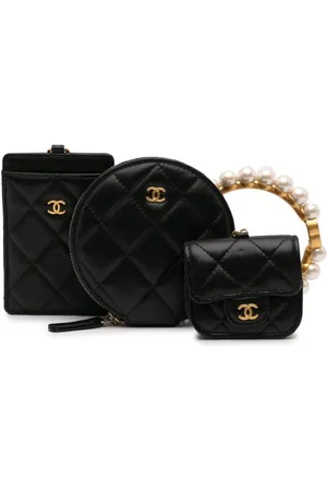 CHANEL Pearl Crown CC Multi Pouches clutch i lammeskind med håndledsrem fra 2021