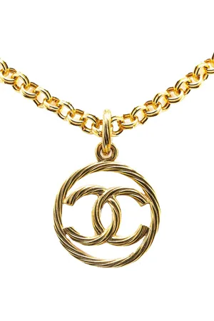 CHANEL Guldbelagt halskæde med CC-vedhæng og snoet design fra 1993