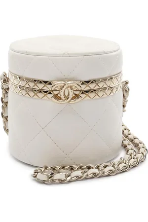 CHANEL Mini rund toilettaske i matelasse og lammeskind fra 2021-2024