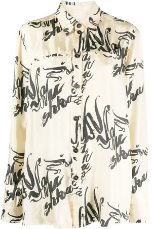 Nanushka T-shirt med kalligrafitryk