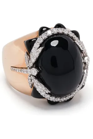 ANAPSARA Ring i 18 karat guld med diamant og onyks med guldsmed-motiv