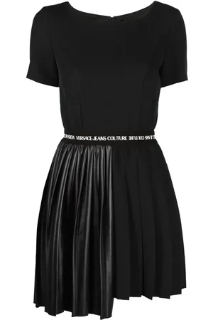VERSACE Asymmetrisk T-shirt-kjole med plisseringer
