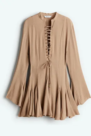 H&M Kjole med snøredetalje og vid underdel