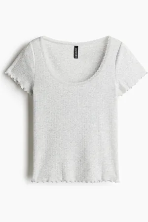 H&M T-shirt i pointelle med blondekant