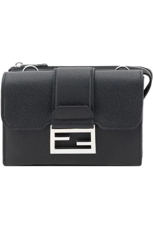 Fendi Taske, Herre, Sort, ONE SIZE, Uld, Skulder taske i kornet læder med magnetisk klap