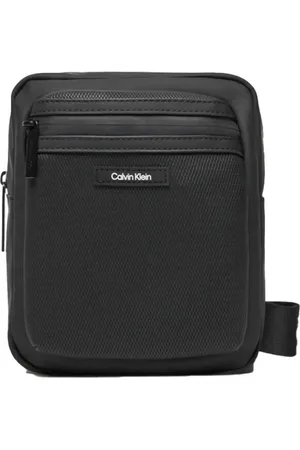 Calvin Klein Taske, Herre, Sort, ONE SIZE, Uld, Sort skuldertaske med gummilogo-patch