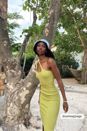 NA-KD Trend Asymmetrisk strikket bodycon kjole med halslinje