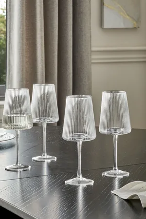 Next Set of 4 Hollis Angular Wine GlassesEn