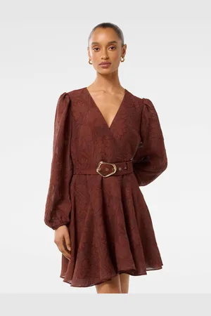Forever New Amila Petite Med bælte Godet Mini Kjole38