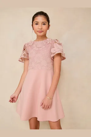 Lipsy London Flutter Sleeve Lace Occasion Kjole (5-16år)6 år (116cm)