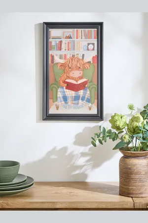 Next Hamish the Highland Cow Reading Framed Wall Arten