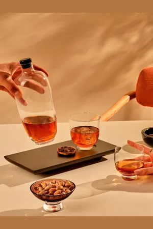 NUDE Malt Tall Whisky Bottle with Wooden Trayen