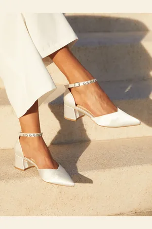 Linzi Jordanna Ivory Satin Low Block Court-hæle med udsmykket ankelrem