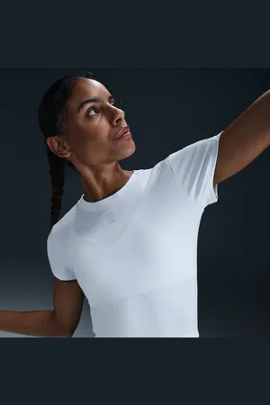 Nike Kortærmet Court Advantage-Dri-FIT-tennisoverdel til kvinder