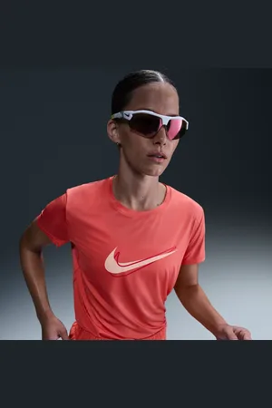 Nike Kortærmet One Swoosh Dri-FIT-løbetop til kvinder