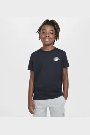Nike Sportswear Standard Issue-T-shirt med grafik til større børn (drenge)