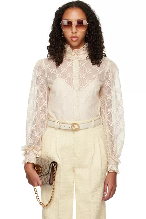 Outfit mit weißer Off-Shoulder Bluse und Gucci Gürtel mit Doppel G